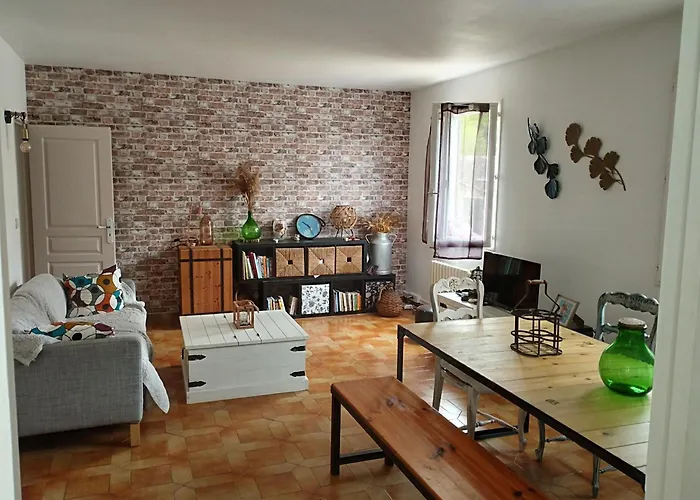 Maison Individuelle, Piscine Et Jardin