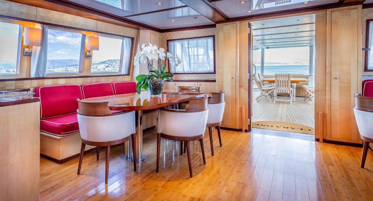 Botel Yacht Clara One 32m Luxe *