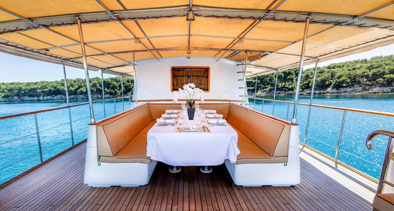 Yacht Clara One 32m Luxe Botel