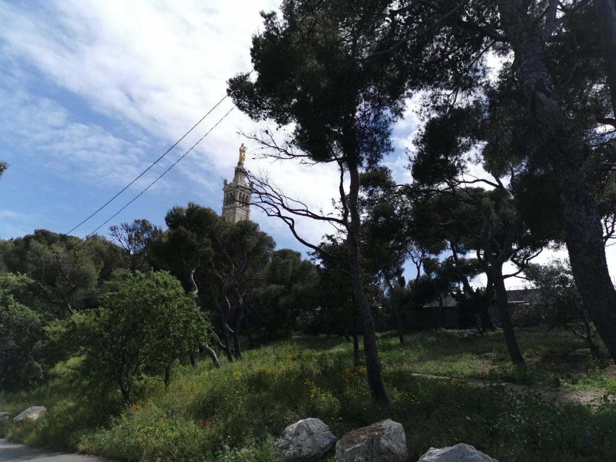 Calme Et Tres Lumineux, Au Pied De Notre Dame De La Garde *