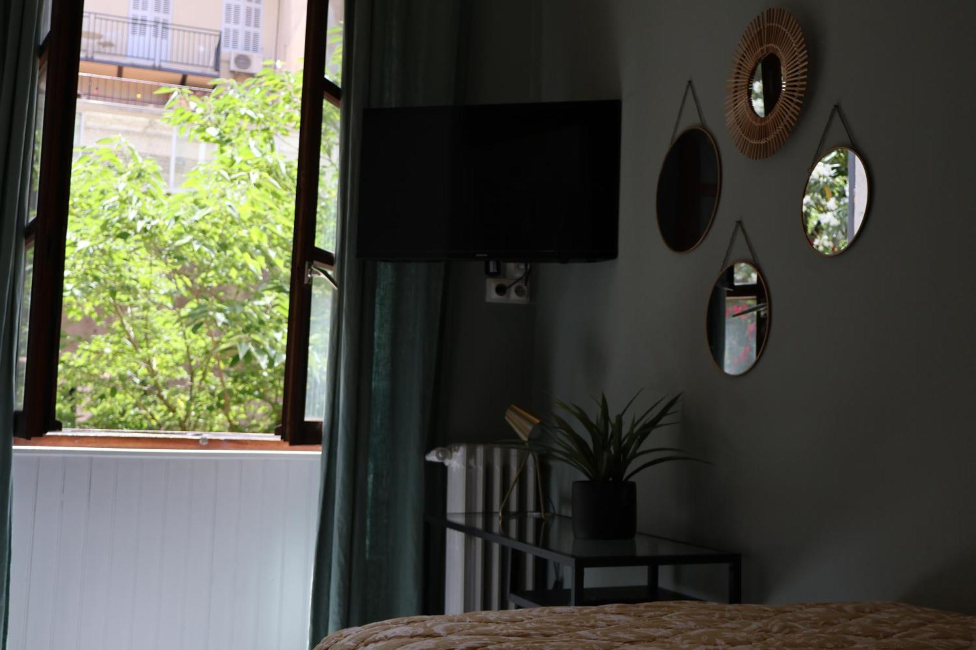 Boutique Azur 2* Marseilles