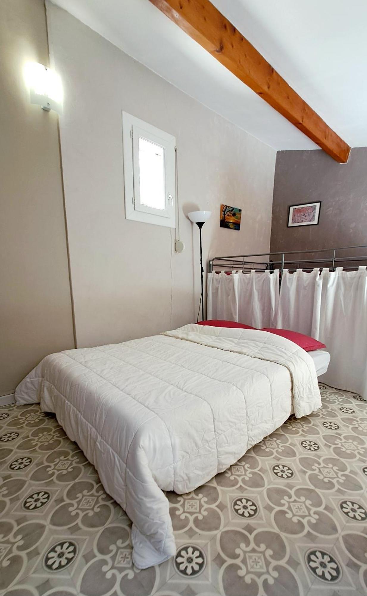 Jolie Maisonnette En Bord De Avec Jardin *