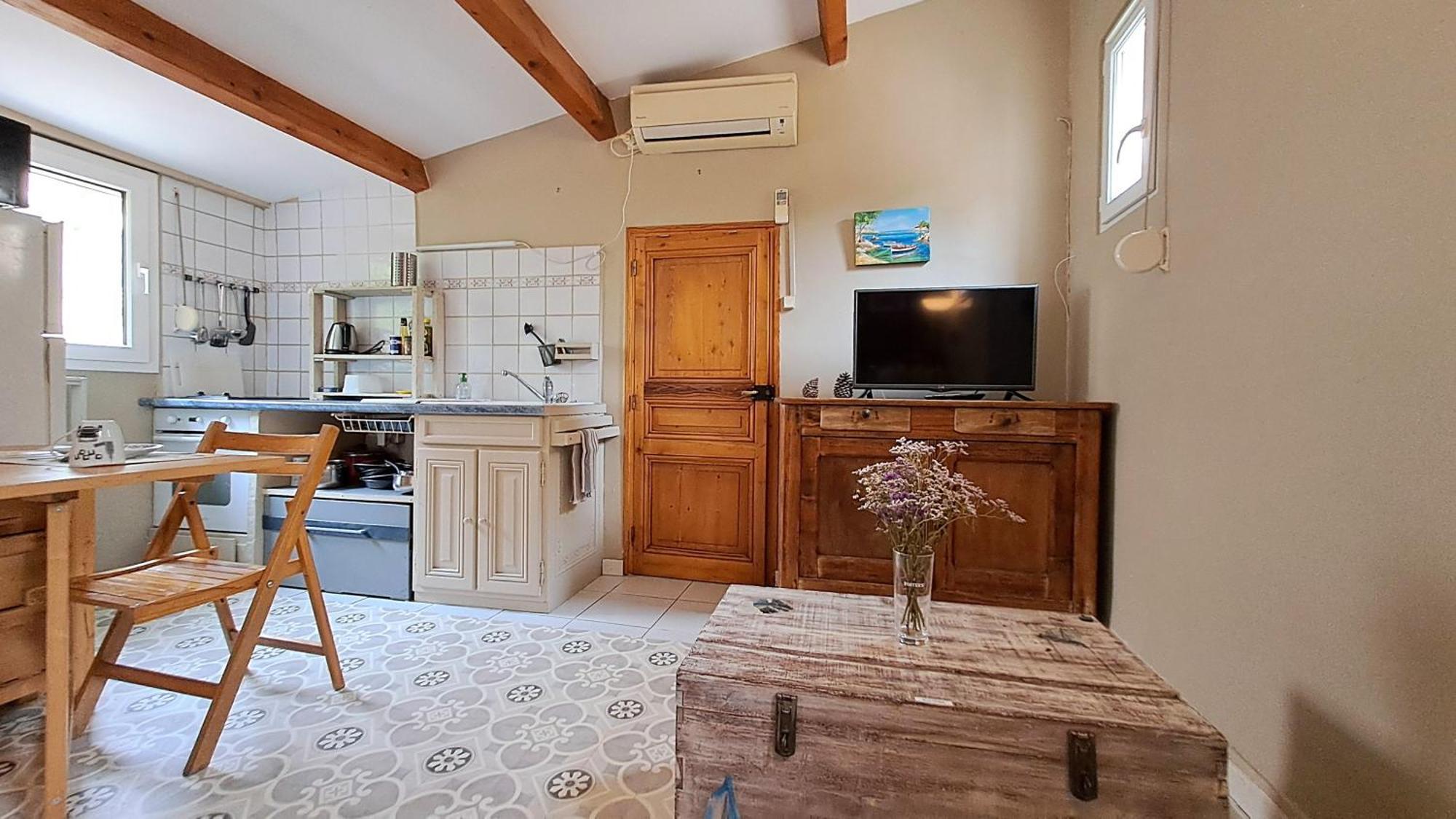 Jolie Maisonnette En Bord De Avec Jardin