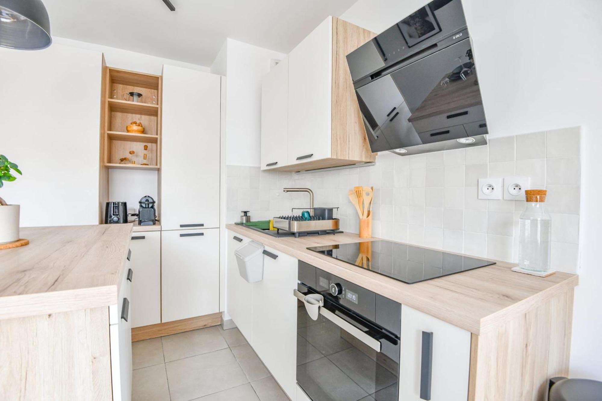 1 Ch Avec Balcon Et Parking A La Joliette * Marseilles