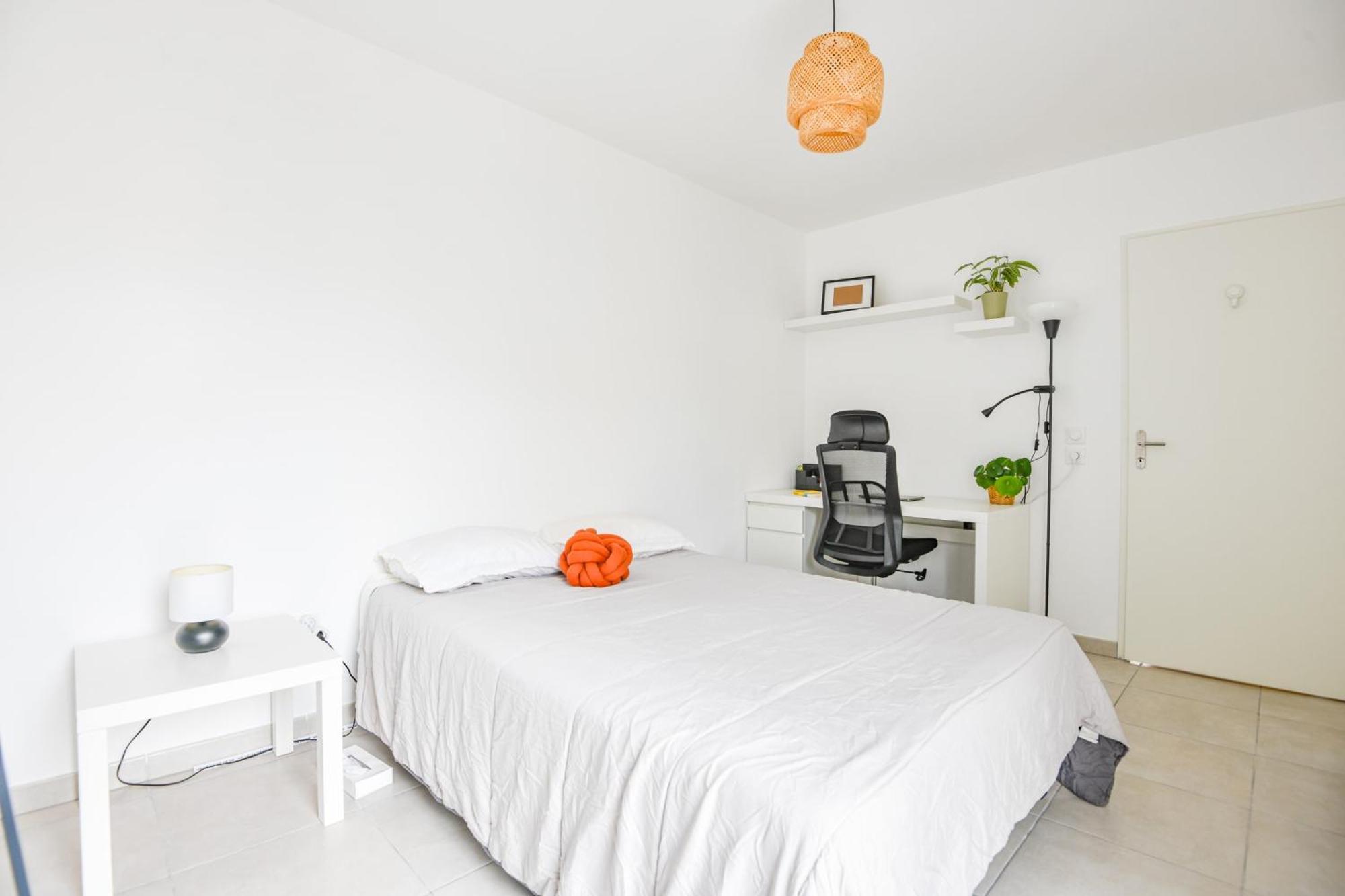 1 Ch Avec Balcon Et Parking A La Joliette Apartment *