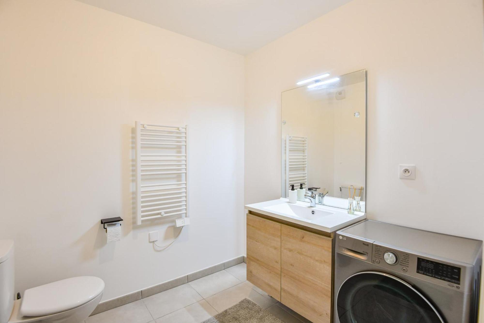 1 Ch Avec Balcon Et Parking A La Joliette Marseilles