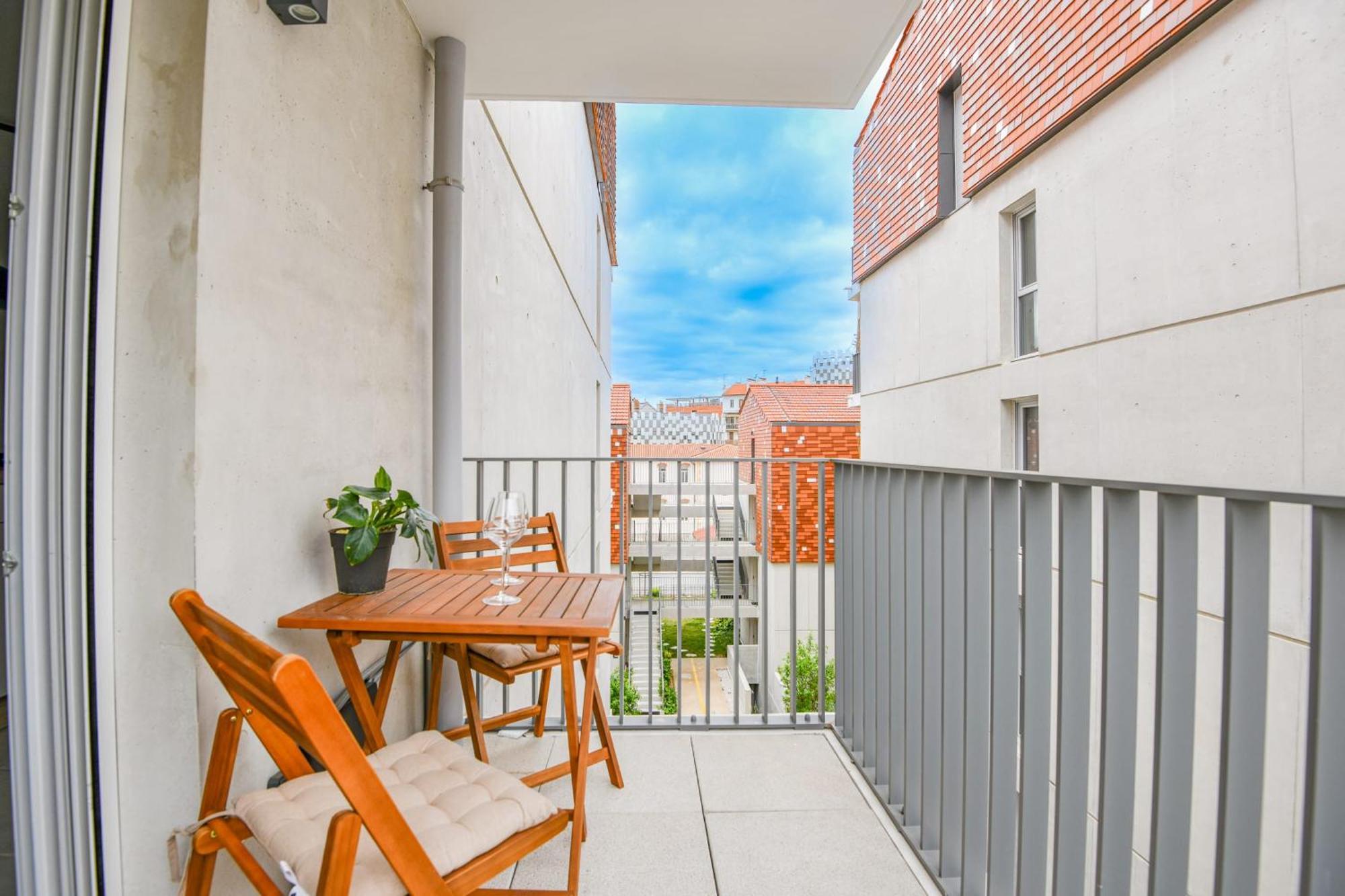 1 Ch Avec Balcon Et Parking A La Joliette Apartment Marseilles