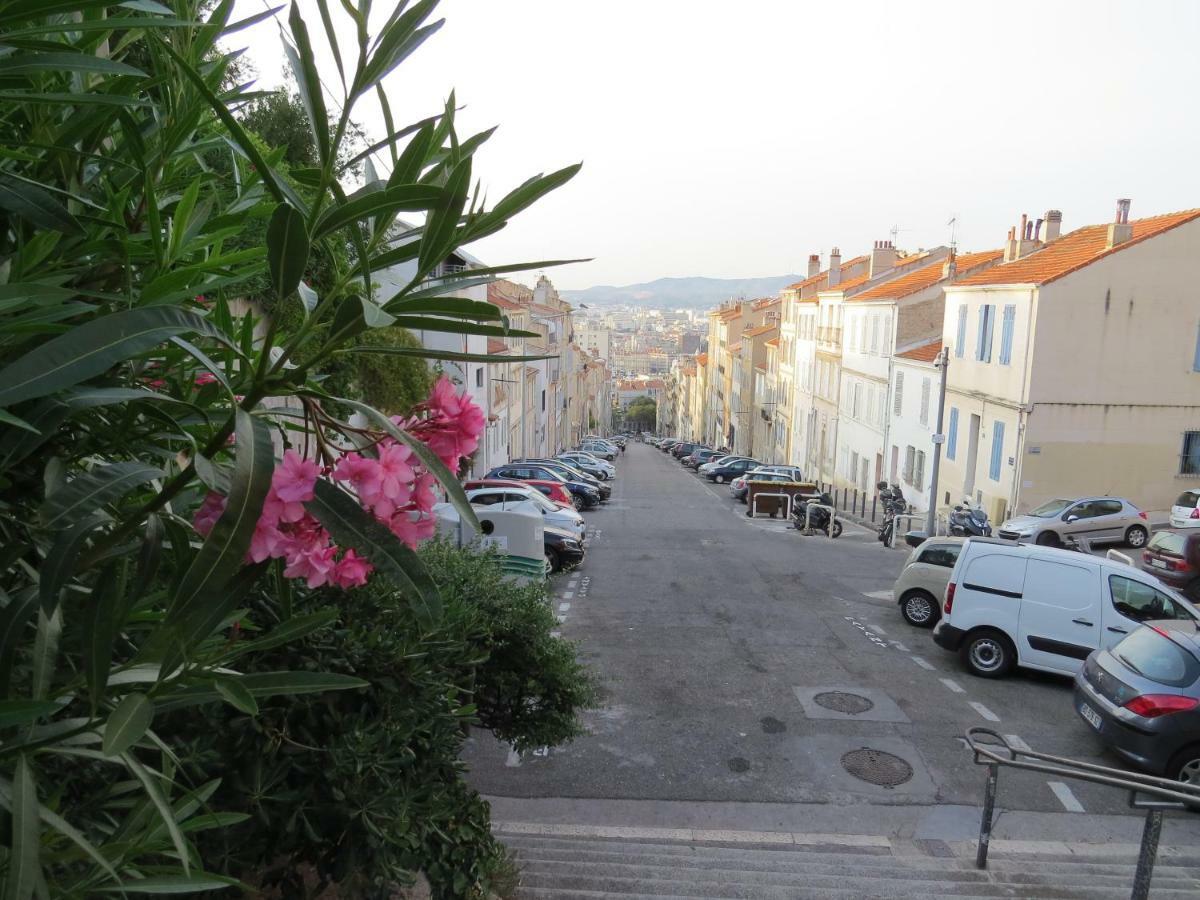 Calme Et Tres Lumineux, Au Pied De Notre Dame De La Garde *