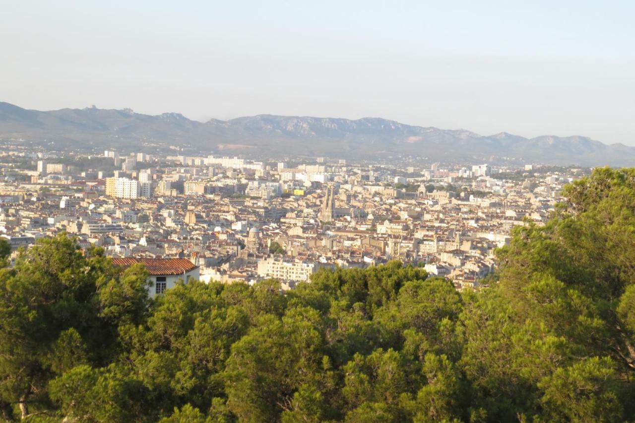 Calme Et Tres Lumineux, Au Pied De Notre Dame De La Garde *