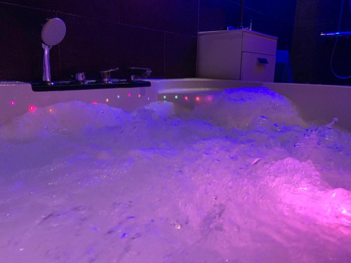 Les Suites Du Vieux-port Love hotel *