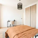 Longchamp - 2 Chambres Avec Terrasse - Wifi - Clim