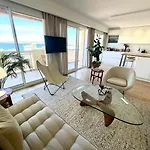 Luxury 3 Bedrooms Close To The Sea