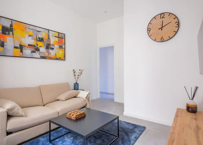 Minimalistic Apartment Near Vieux-Port By Weekome