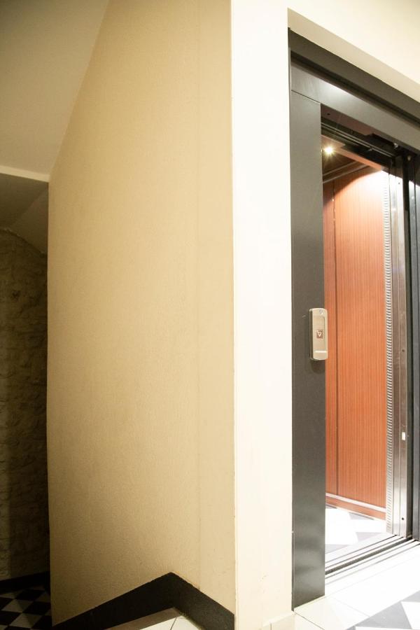 Fred's Guest Room, Vieuxport, Climatise, Friendly Homestay Marseille