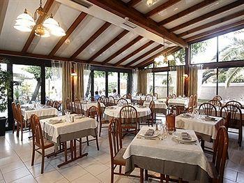 Logis Les Cigalons Hotel 2*