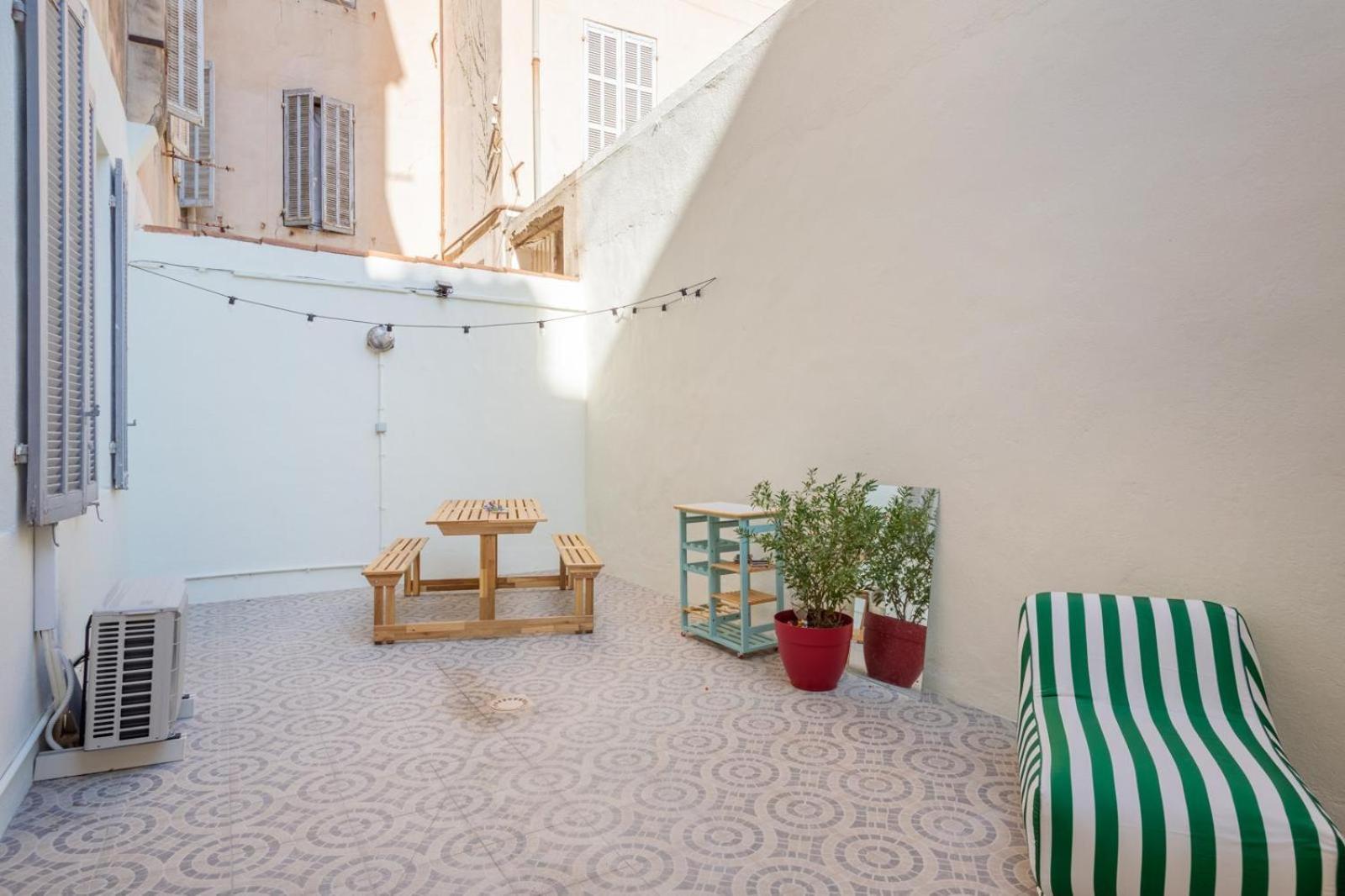 Apartment Avec Terrasse Authentique A Marseille